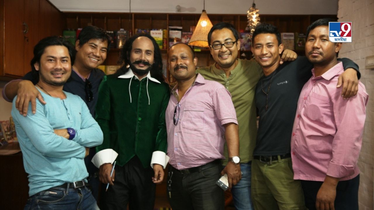 শিক্ষক আৰু শিক্ষার্থীৰ মাজৰ সম্পর্কই হৈছে ছবিখনৰ আটাইতকৈ গুৰুত্বপূর্ণ বিষয় । ‘লোকেল কুংফু ৩’ত এগৰাকী আদৰ্শ শিক্ষকৰ চৰিত্ৰত অভিনয় কৰিছে বিশিষ্ট অভিনেতা বিভূতি ভূষণ হাজৰিকাই ।