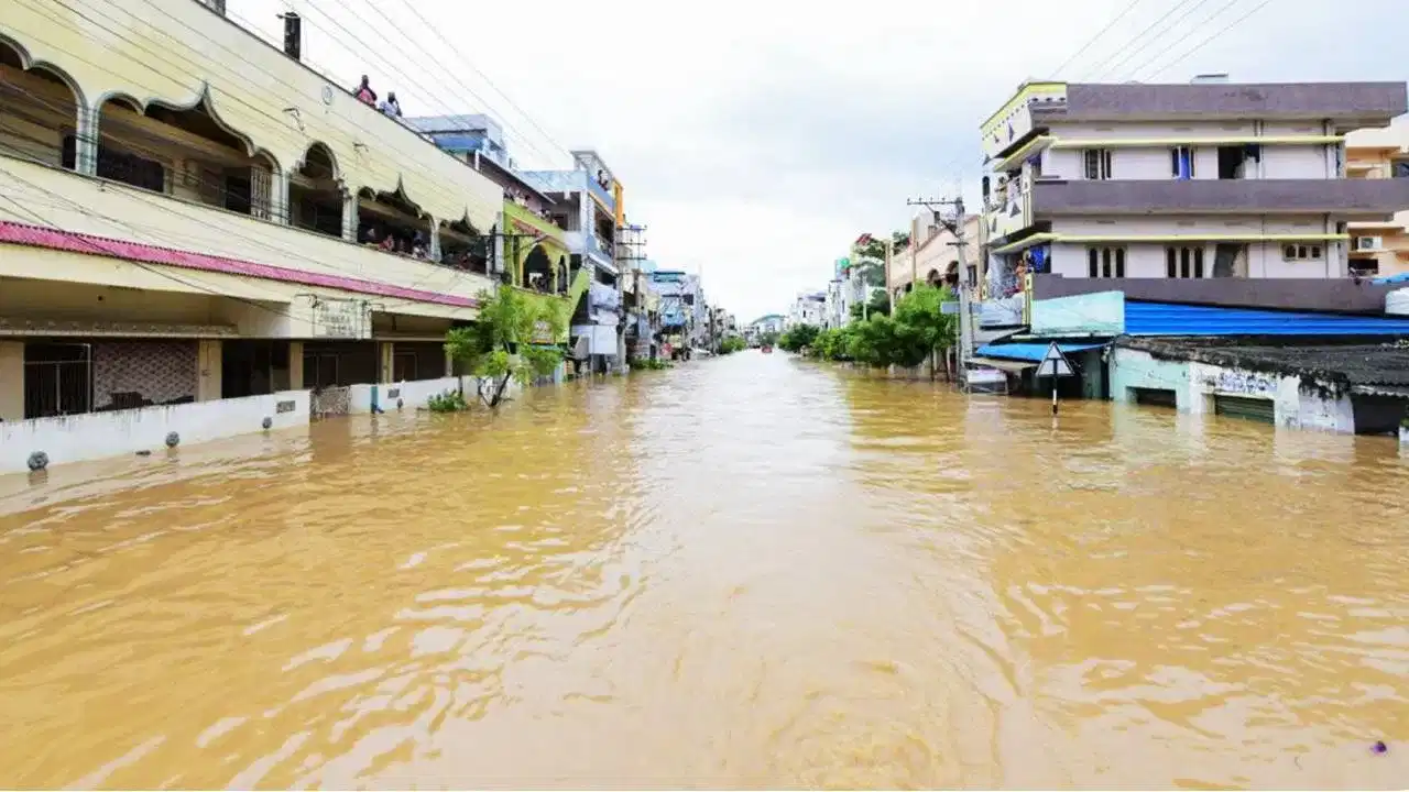 ১৫ জনৰ মৃত্যু, ১৩০ খন ৰেল বাতিল,২৬ টা উদ্ধাৰকাৰী দল উপস্থিত...অন্ধ্ৰ প্ৰদেশত ইমান বৰষুণ কিয় হৈছে?