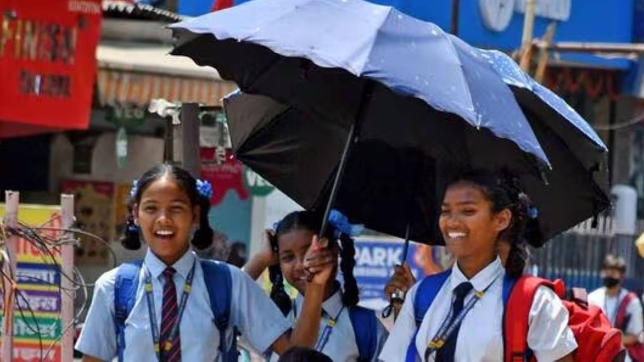 শিক্ষাৰ্থীসকলে ৱেষ্টকোট বা টাই পৰিধানত নিষেধাজ্ঞা। শিক্ষাৰ্থীসকলে সুবিধা হিচাপে জোতাৰ পৰিৱৰ্তে পিন্ধিব পাৰিব ছেণ্ডেল।