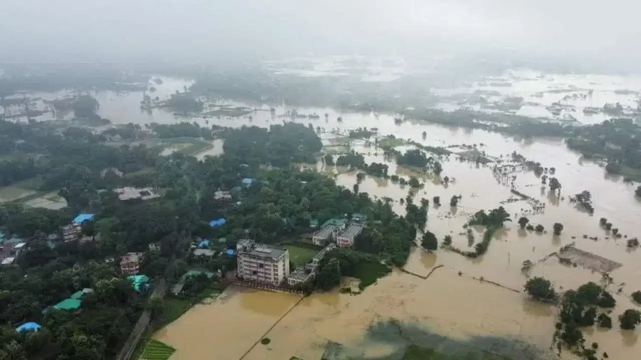 বাংলাদেশত বানৰ সংহাৰী ৰূপ! মৃত্যুৰ সংখ্যা ৫৯জনলৈ বৃদ্ধি, দুৰ্যোগৰ কবলত ৫৪ লাখৰো অধিক লোক