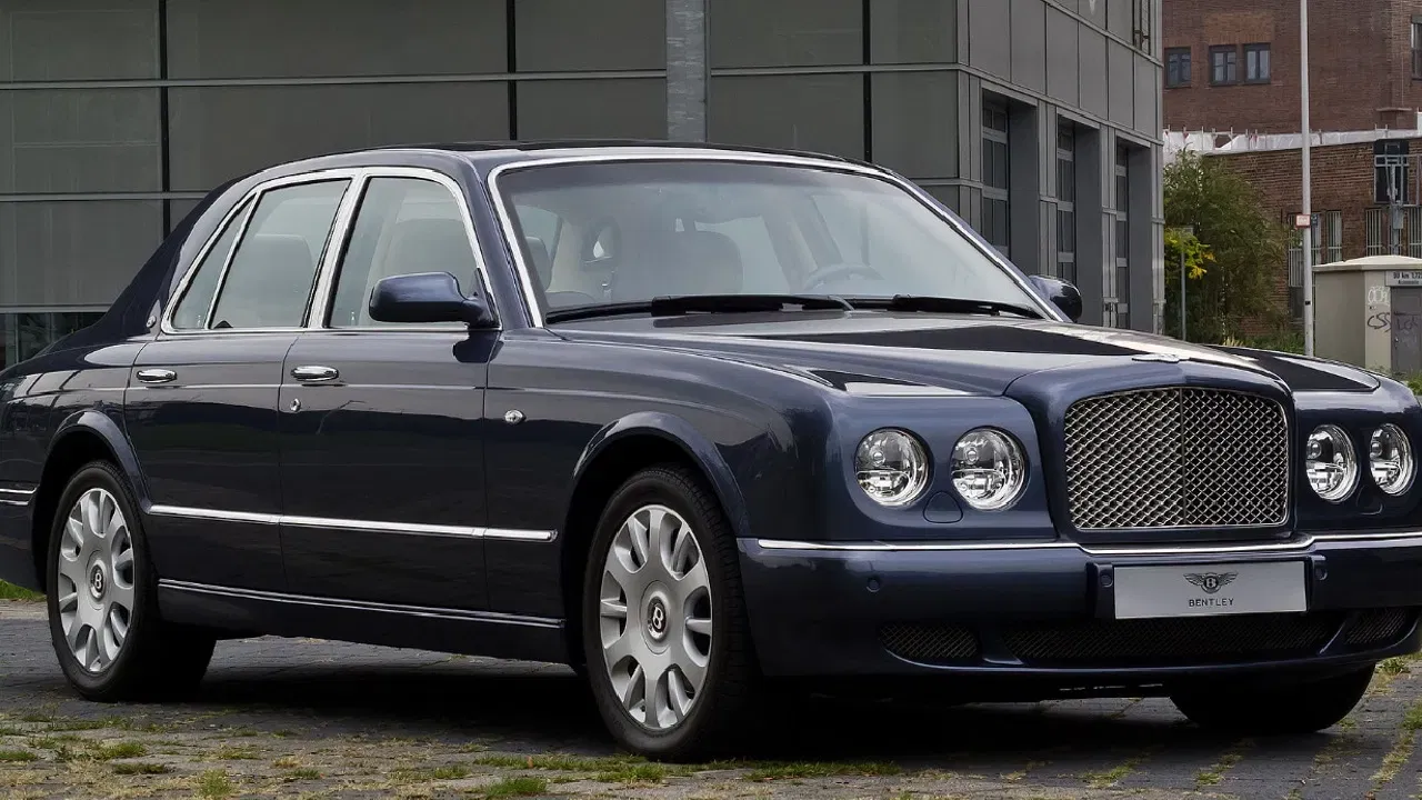 Bentley Arnage R:ঈশাৰ ওচৰত এই গাড়ীখনো আছে। এক্স-শ্ব’ৰুমত ইয়াৰ মূল্য প্ৰায় ২.২৫ কোটি টকা। মুঠতে এখনৰ পাছত আনখন বিলাসী বাহন আছে মুকেশ আম্বানীৰ কন্যাৰ ওচৰত।