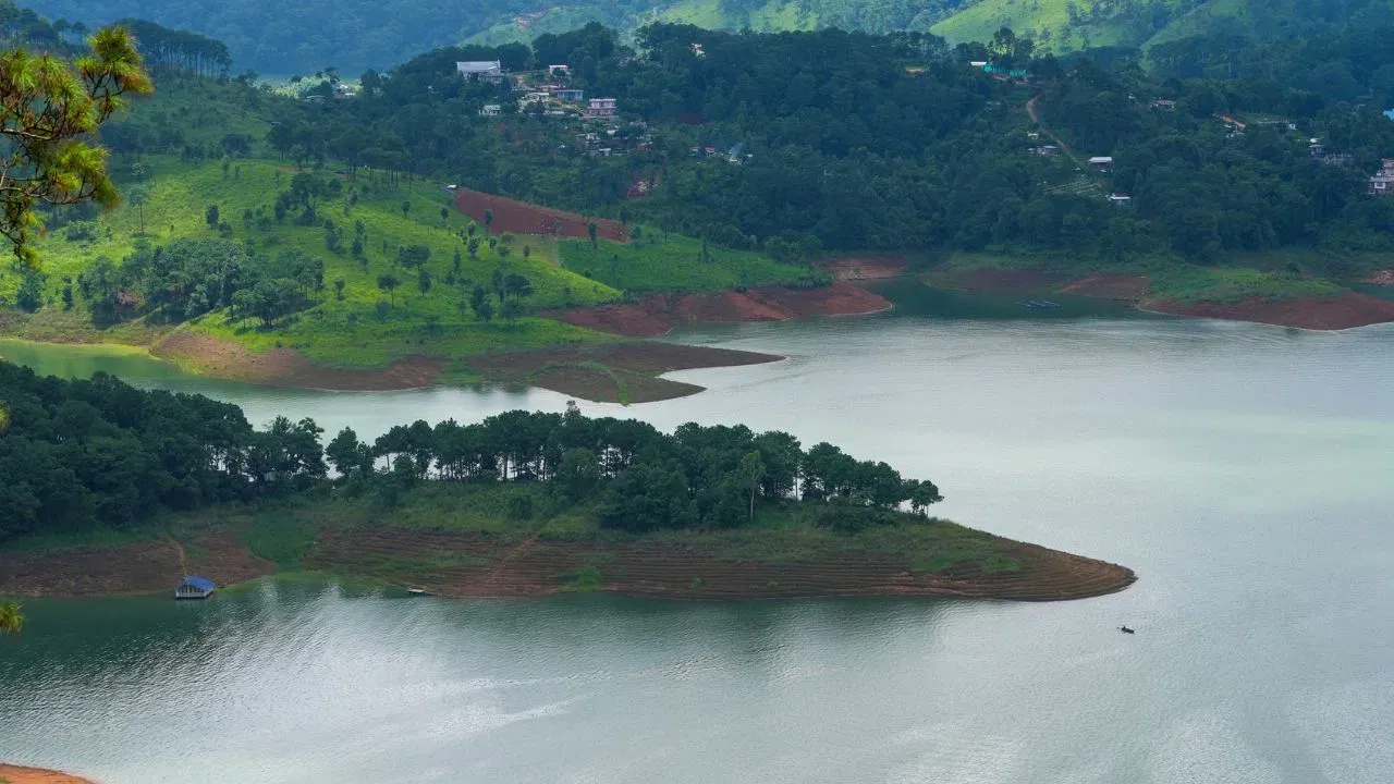 অক্টোবৰত প্ৰিয়জনৰ সৈতে ফুৰিবলৈ যোৱাৰ পৰিকল্পনা কৰিছে নেকি? বাছনি কৰিব পাৰে এইবোৰ ঠাই