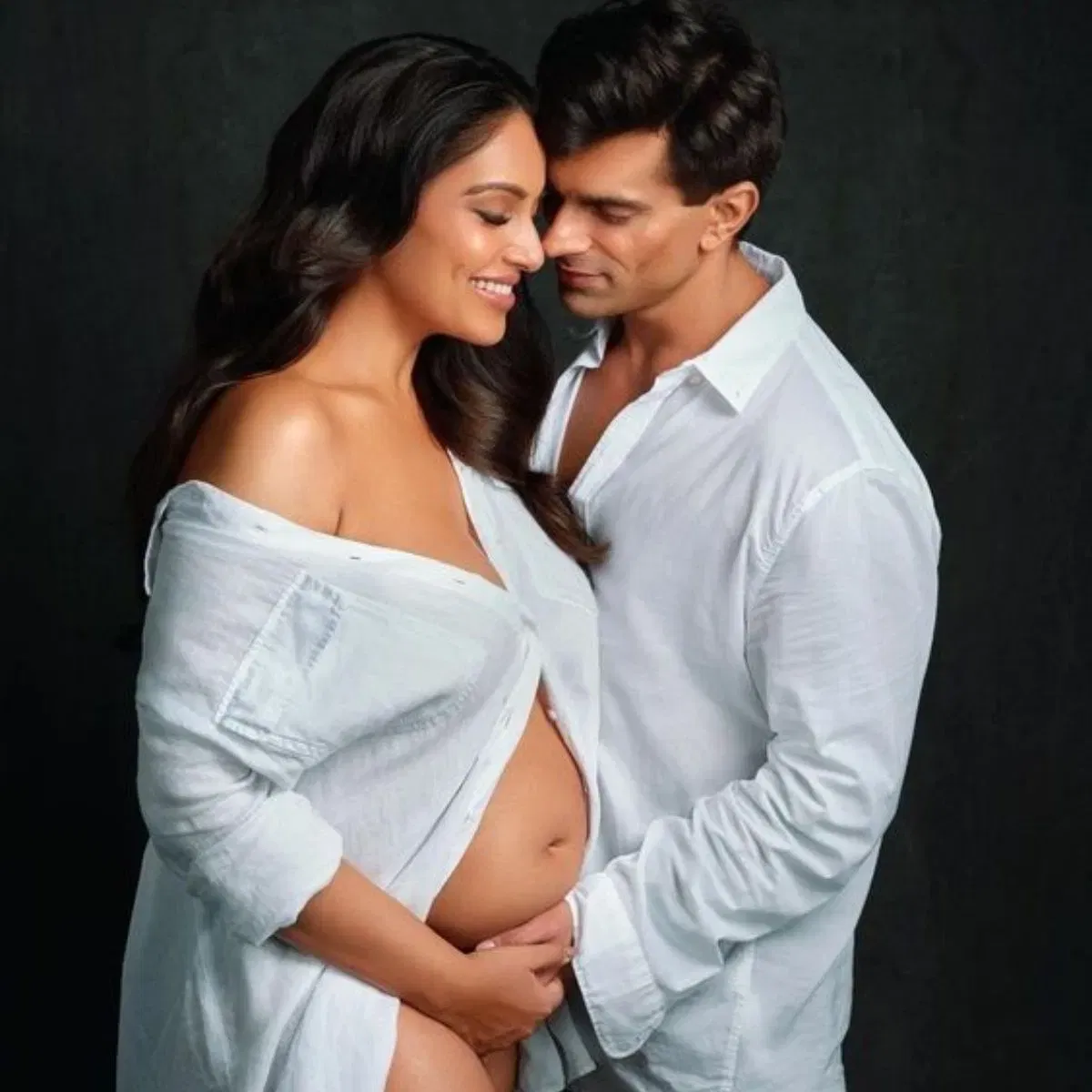 সন্তান প্ৰসৱৰ পূৰ্বে বিপাশা বসুৱে Maternity Photoshootৰ কৰিছিল। সকলো ফটোতে তেওঁক অতি গ্লেমাৰাছ দেখা গৈছিল।
