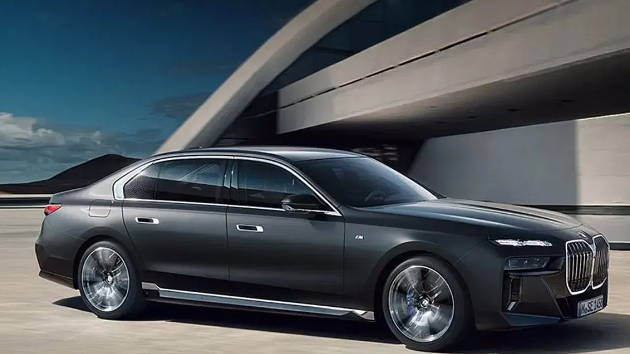 BMW 7-series: বিলাসী গাড়ীৰ ভিতৰত BMW অন্যতম। BMW 7-series ৰ এক্স-শ্ব’ৰুম মূল্য ১.৮২ কোটিৰ পৰা ১.৮৪ কোটি টকাৰ ভিতৰত। ইয়াত ৩.০ লিটাৰৰ পেট্ৰ’ল আৰু ডিজেল ইঞ্জিনৰ বিকল্প থাকে। প্ৰথমটোৱে ৩৭৬বিএইচপি আৰু ৫২০ এনএম পিক টৰ্ক উৎপন্ন কৰে। আনটোৱে ২৮১বিএইচপি আৰু ৬৫০এনএম টৰ্ক উৎপন্ন কৰে।