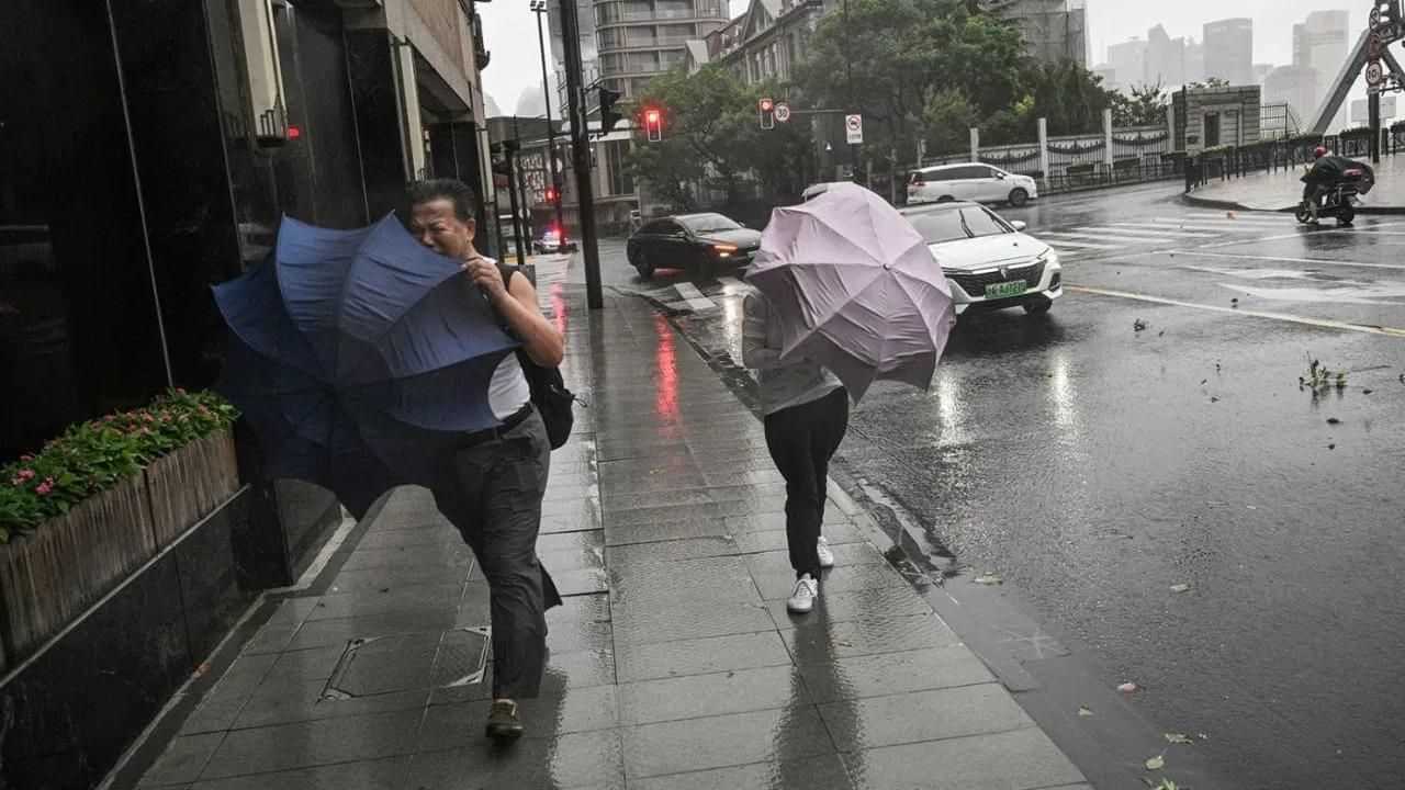 Typhoon Bebinca: ৭৫ বছৰৰ পিছত চীনৰ চাংহাইত ঘূৰ্ণীবতাহৰ প্ৰভাৱ... ৰেড এলাৰ্ট জাৰি