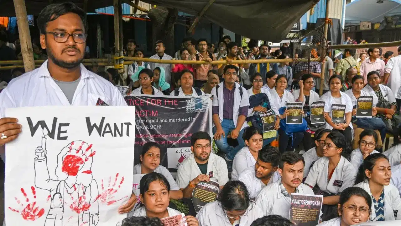 কলকাতাত কিমান দিনলৈ অব্যাহত থাকিব চিকিৎসকৰ ধৰ্মঘট? জানক কনিষ্ঠ চিকিৎসকৰ কি দাবী... কলকাতাত কিমান দিনলৈ অব্যাহত থাকিব চিকিৎসকৰ ধৰ্মঘট? জানক কনিষ্ঠ চিকিৎসকৰ কি দাবী...