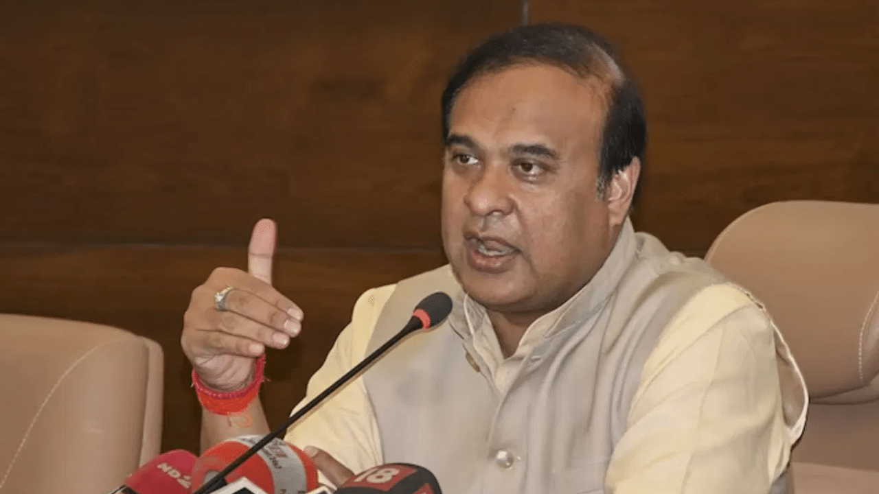 ইয়াৰ মাজতে মুখ্যমন্ত্ৰী হিমন্ত বিশ্ব শৰ্মাই কৰিছে এক ডাঙৰ ঘোষণা। শৰ্মাই কয় যে সকলো দুৰ্গা পূজা কমিটীক প্ৰদান কৰা হ'ব বিত্তীয় সাহাৰ্য। কোনোৱে যদি এই ক্ষেত্ৰত আয়ুক্তৰ কাৰ্যালয়ত যোগাযোগ কৰা নাই তেন্তে যোগাযোগ কৰিবলৈ আহ্বান জনাইছে মুখ্যমন্ত্ৰীয়ে ।লগতে সকলোকে পূজা সুকলমে অনুষ্ঠিত কৰিবলৈ আহ্বান জনাইছে।