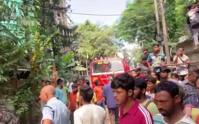 ঘটনাস্থলীত কেইবাখনো অগ্নিনিৰ্বাপক বাহিনীৰ গাড়ী উপস্থিত হৈ জুই নিৰ্বাপন কৰিবলৈ সক্ষম হয় ৷ এই অগ্নিকাণ্ডত পৰিয়ালকেইটাৰ সোণৰ অলংকাৰ, নথি-পত্ৰকে ধৰি সকলো সম্পত্তি জ্বলি ছাই হয়।