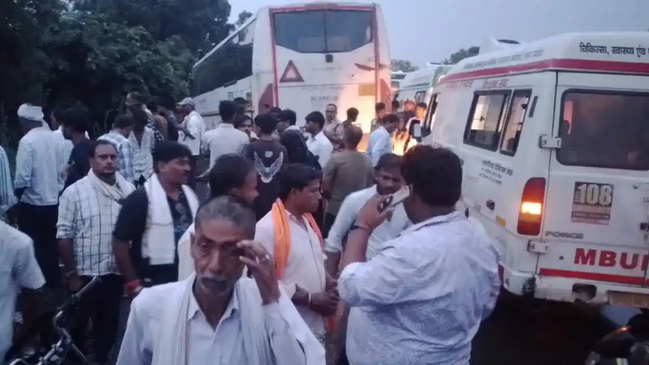 হাথৰাছত ভয়ংকৰ দুৰ্ঘটনা! বাছ আৰু সামগ্ৰী কঢ়িওৱা বাহনৰ মাজৰ সংঘৰ্ষত ১৫জনৰ মৃত্যু হাথৰাছত ভয়ংকৰ দুৰ্ঘটনা! বাছ আৰু সামগ্ৰী কঢ়িওৱা বাহনৰ মাজৰ সংঘৰ্ষত ১৫জনৰ মৃত্যু