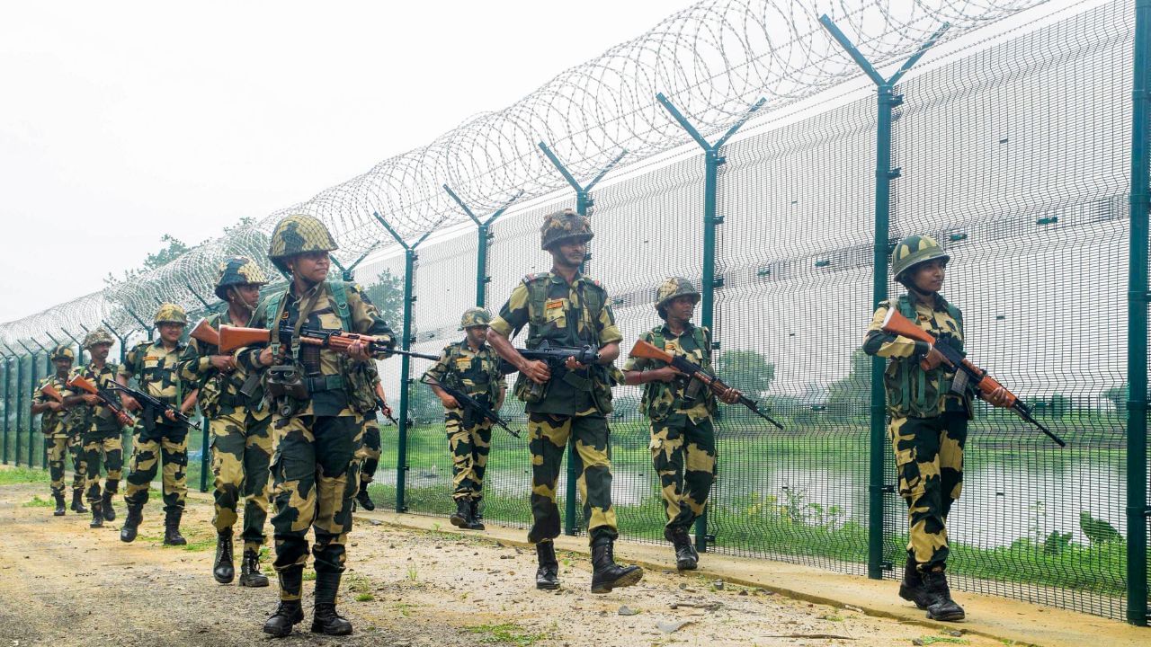 কৰিমগঞ্জৰ পৰা পুনৰ পাঁচ বাংলাদেশীক আটক কৰি বিতাৰিত কৰিলে অসম আৰক্ষীয়ে কৰিমগঞ্জৰ পৰা পুনৰ পাঁচ বাংলাদেশীক আটক কৰি বিতাৰিত কৰিলে অসম আৰক্ষীয়ে