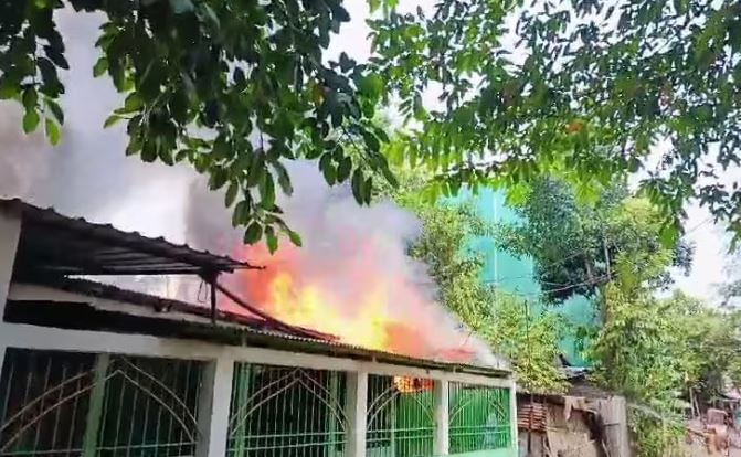 ক’লা ধোঁৱাই ছানি ধৰে সমগ্ৰ অঞ্চল ৷ অগ্নিকাণ্ডৰ পাছতে অঞ্চলটোত এক হুৱাদুৱা পৰিস্থিতিৰ সৃষ্টি হয়। বাসগৃহকে ধৰি লক্ষাধিক টকাৰ সা-সম্পত্তি ভস্মীভূত হৈছে অগ্নিকাণ্ডত।