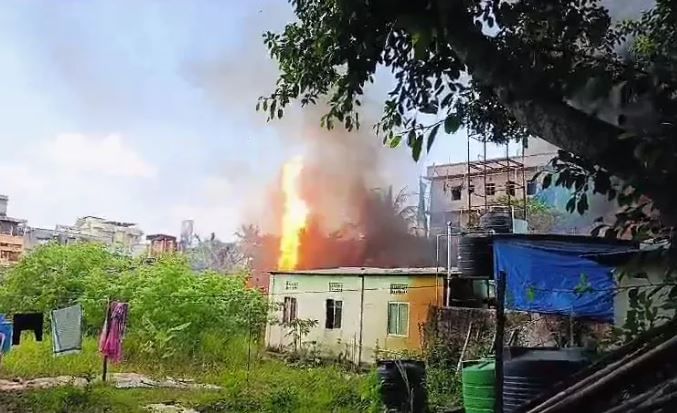 গুৱাহাটীৰ ৰিহাবাৰী আৰ্যনগৰত সংঘটিত হয় অগ্নিকাণ্ড ৷ প্ৰায় চাৰিটাকৈ চিলিণ্ডাৰ বিস্ফোৰণ হৈ জুইৰ সূত্রপাত । নিমিষতে জুইৰ লেলিহান শিখাই আগুৰি ধৰে অঞ্চলটো।