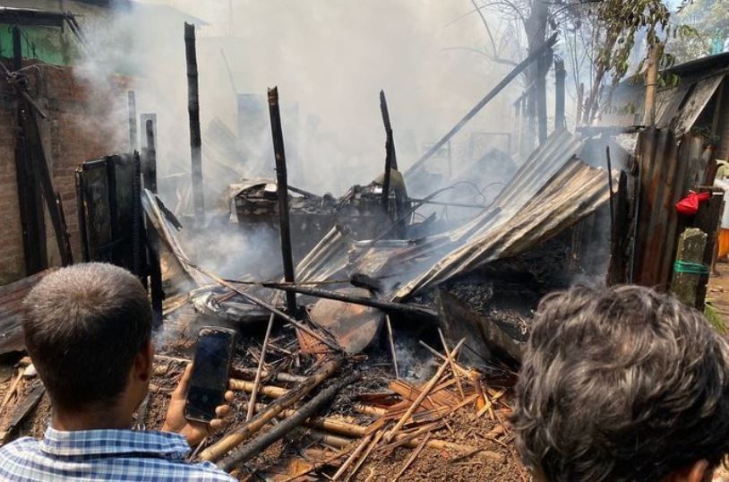 জুইত দুখন ই-ৰিক্সা, এখন মটৰ চালিত ৰিক্সা আৰু পাঁচখন চাইকেল সম্পূৰ্ণৰূপে ভস্মীভূত হয় এই অগ্নিকাণ্ডত। ১০ মিনিটৰ ভিতৰতে জুইত ভস্মীভূত হয় ৮-১০টাকৈ বাসগৃহ। লগতে থকা এটা মছজিদৰ বহু সামগ্ৰীও জুইত জাহ যায়।