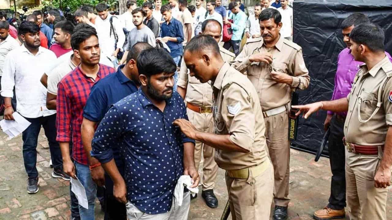 এটা চাকৰিৰ আশা হৈ পৰিছে মৃত্যুৰ কাৰণ! কনিষ্টবল পদৰ বাবে শাৰীৰিক পৰীক্ষা দিবলৈ গৈ ১০ জনৰ মৃত্যু এটা চাকৰিৰ আশা হৈ পৰিছে মৃত্যুৰ কাৰণ! কনিষ্টবল পদৰ বাবে শাৰীৰিক পৰীক্ষা দিবলৈ গৈ ১০ জনৰ মৃত্যু
