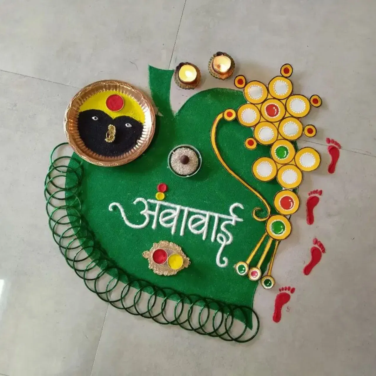 নৱৰাত্ৰিৰ বাবে আল্পনাৰ এই ডিজাইনটোও অতি সুন্দৰ আৰু সহজে বনোৱা। ইয়াত ৰঙেৰে পাতৰ আকৃতি বনাই তাৰ চাৰিওফালে ভৰিৰ চিন বনাই ভিতৰত নাম লিখা হৈছে। লগতে ইয়াৰ চাৰিওফালে খাৰু দি বিশেষ কৰি তোলা হৈছে।