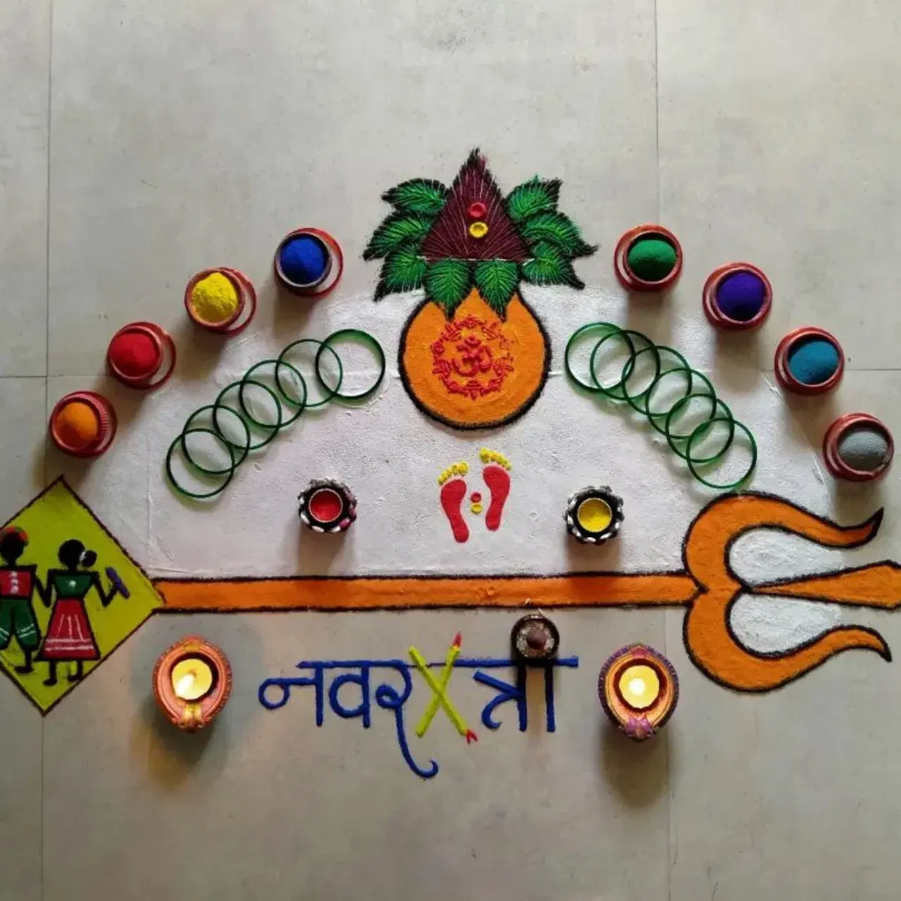 শাৰদীয়া নৱৰাত্ৰিৰ সময়ত চোতালৰ সৌন্দৰ্য বঢ়াবলৈ আৰু দুৰ্গাক সন্তুষ্ট কৰিবলৈও এনেধৰণৰ আল্পনা তৈয়াৰ কৰিব পাৰি। ইয়াত ত্ৰিশুল আৰু কলহৰ দৰে আঁকিব পাৰি।