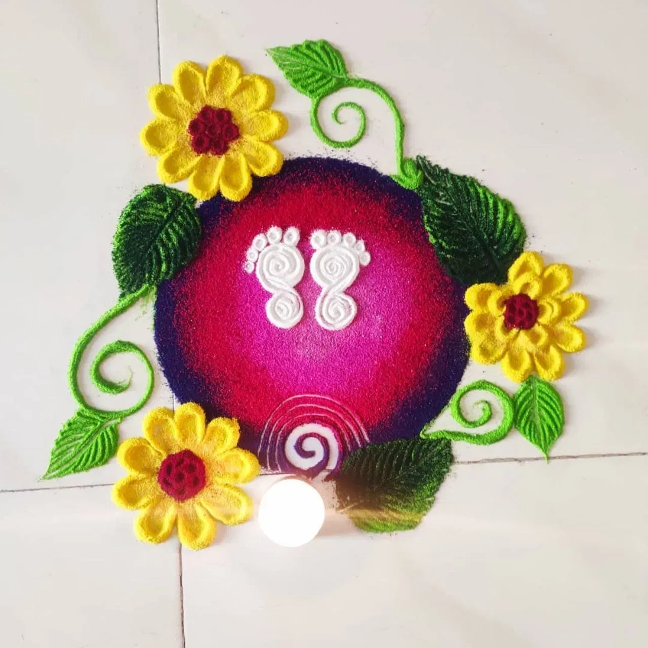 ঘৰতে বা মন্দিৰত এই ধৰণৰ আল্পনা আঁকিব পাৰি। ইয়াক বনাবলৈও অতি সহজ। ইয়াত গোলাপী, ৰঙা আৰু বেঙুনীয়া ৰঙৰ এটা বৃত্ত নিৰ্মাণ কৰি তাত ভৰিৰ প্ৰতীক নিৰ্মাণ কৰাৰ লগতে ফুলৰ ডিজাইন নিৰ্মাণ কৰা হৈছে আৰু ইয়াৰ চাৰিওফালে পাতৰ ডিজাইন কৰা হৈছে।