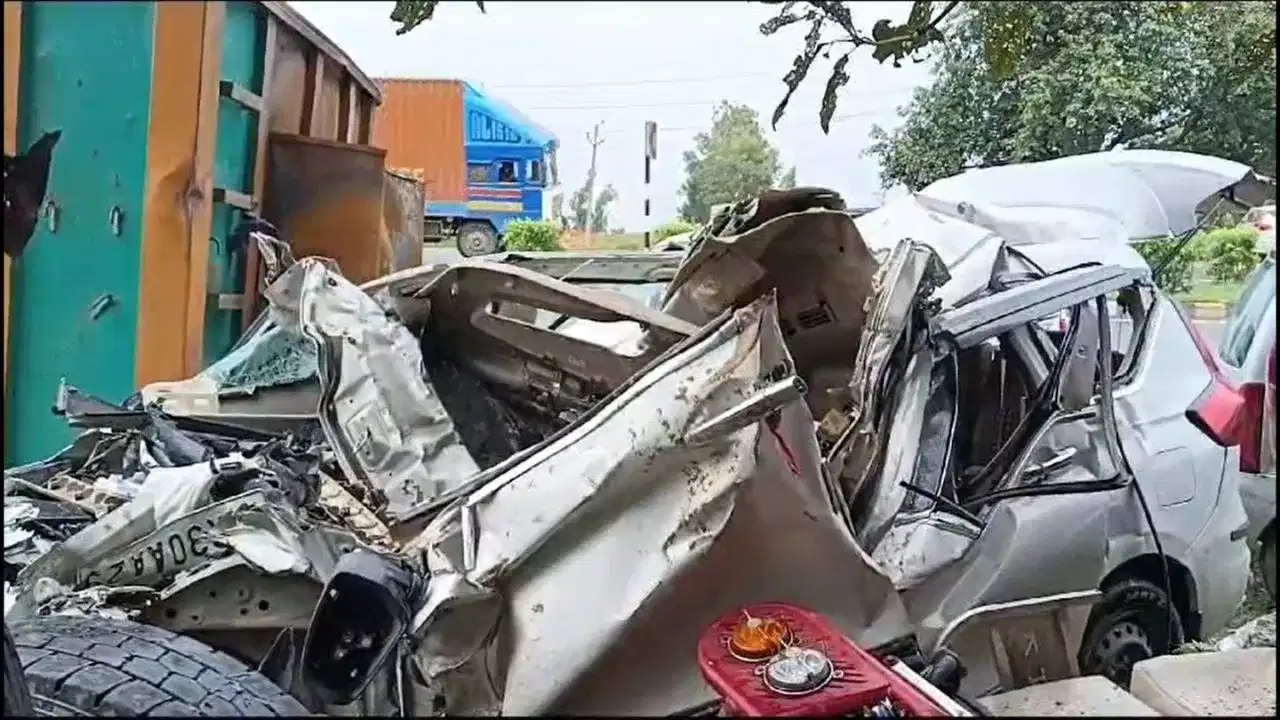 মন্দিৰলৈ গৈ থকাৰ সময়তে ভয়ংকৰ পথ দুৰ্ঘটনা, থিতাতে নিহত ৬জন...