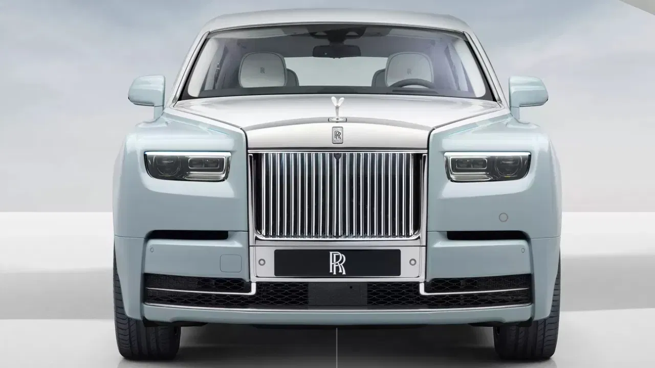 Rolls Royce Cullinan:এই গাড়ীখনো আছে ঈশাৰ ওচৰত।ইয়াৰ এক্স শ্ব’ৰুমৰ মূল্য ৬.৯৫ কোটি টকা। এই গাড়ীখন ৬.৫ লিটাৰৰ V12 পেট্ৰ’ল ইঞ্জিনৰ ব্যৱস্থা আছে।