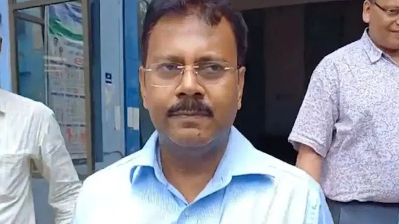 গ্ৰেপ্তাৰ কলকাতাৰ আৰ জি কৰ চিকিৎসা মহাবিদ্যালয়ৰ প্ৰাক্তন অধ্যক্ষ সন্দীপ ঘোষ গ্ৰেপ্তাৰ কলকাতাৰ আৰ জি কৰ চিকিৎসা মহাবিদ্যালয়ৰ প্ৰাক্তন অধ্যক্ষ সন্দীপ ঘোষ