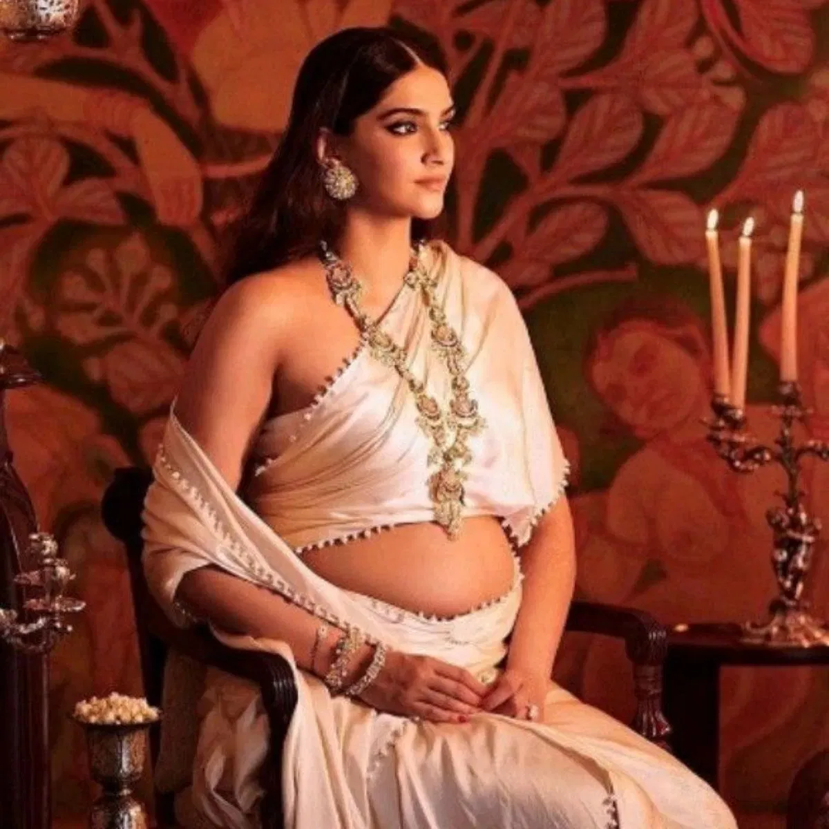 বলীউডৰ ফেশ্বন কুইন হিচাপে পৰিচিত সোণম কাপুৰে ২০২২ চনত সন্তান জন্ম দিয়ে। তেওঁ Maternity Photoshoot য’ত সোণমে বগা পোছাক পিন্ধিছিল।
