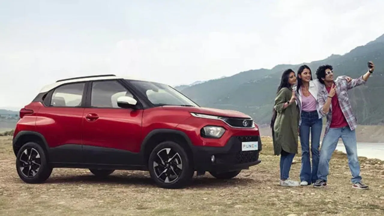 Tata Punch SUV ৰ সৈতে মুঠ ১৫ হাজাৰ টকা পৰ্যন্ত ৰেহাই দিয়া হৈছে। ভাৰতীয় বজাৰত ইয়াৰ মূল্য ৬.১৩ লাখৰ পৰা ১০.২০ লাখ টকাৰ ভিতৰত।