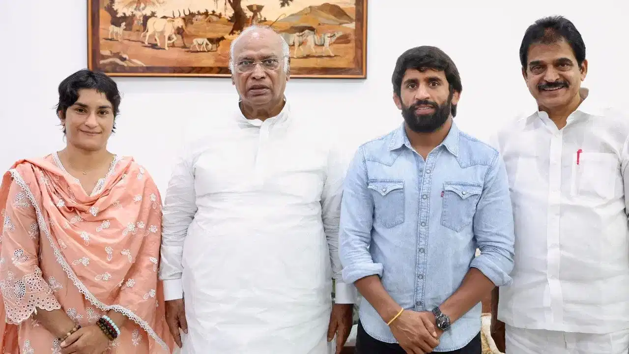 Vinesh Phogat Joins Congress: ৰাজনীতিত খোজ পেলালে বজৰং পুনিয়া, বিনেশ ফগাটে! মল্লিকাৰ্জুন খৰ্গেৰ উপস্থিতিত কংগ্ৰেছত যোগদান