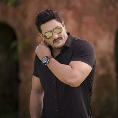 অভিনেতাগৰাকীয়ে কয়, “প্ৰথমে আপোনালোকক শ্ৰী ৰঘুপতিৰ অপাৰ সফলতাৰ বাবে মই পুনৰবাৰ নতশিৰে কৃতজ্ঞতা আৰু ধন্যবাদ জ্ঞাপন কৰিছো আৰু আজি এই ভিডিঅ’টোৰ জৰিয়তে আপোনালোকক জনাবলৈ পাই সুখী হৈছো যে ৰঘুপতিৰ অপাৰ সফলতাৰ পাছত এতিয়া মই পুনৰ এখন নতুন স্ক্ৰীপ্ট লিখি আছোঁ।"