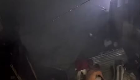 তেওঁৰ নিজা ঘৰৰ লগতে ভাড়ালৈ দিয়া ৩০টা গৃহ জুইত জাহ গৈছে। জানিব পৰা মতে চিলিণ্ডাৰ বিস্ফোৰণৰ ফলতেই সংঘটিত হৈছে এই ঘটনা।