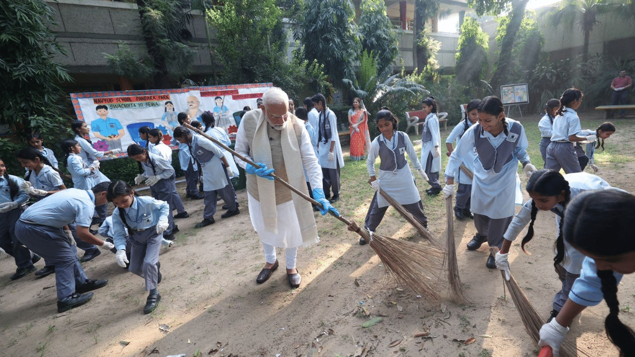 মোদীয়ে এটা পোষ্টত লিখিছে- আজি গান্ধী জয়ন্তীৰ দিনা মই মোৰ যুৱ বন্ধুসকলৰ সৈতে স্বচ্ছতা অভিযানত অংশ গ্ৰহণ কৰিলো। আপোনালোক সকলোকে অনুৰোধ জনাইছো যাতে আপোনাৰ চৌপাশ স্বচ্ছকৈ ৰাখে। সকলোকে স্বচ্ছা অভিযানৰ অংশ হ'বলৈ আহ্বান জনোৱাৰ লগতে মোদীয়ে কয় যে এই পদক্ষেপে স্বচ্ছ ভাৰত মনোভাৱ আৰু অধিক শক্তিশালী কৰিব।