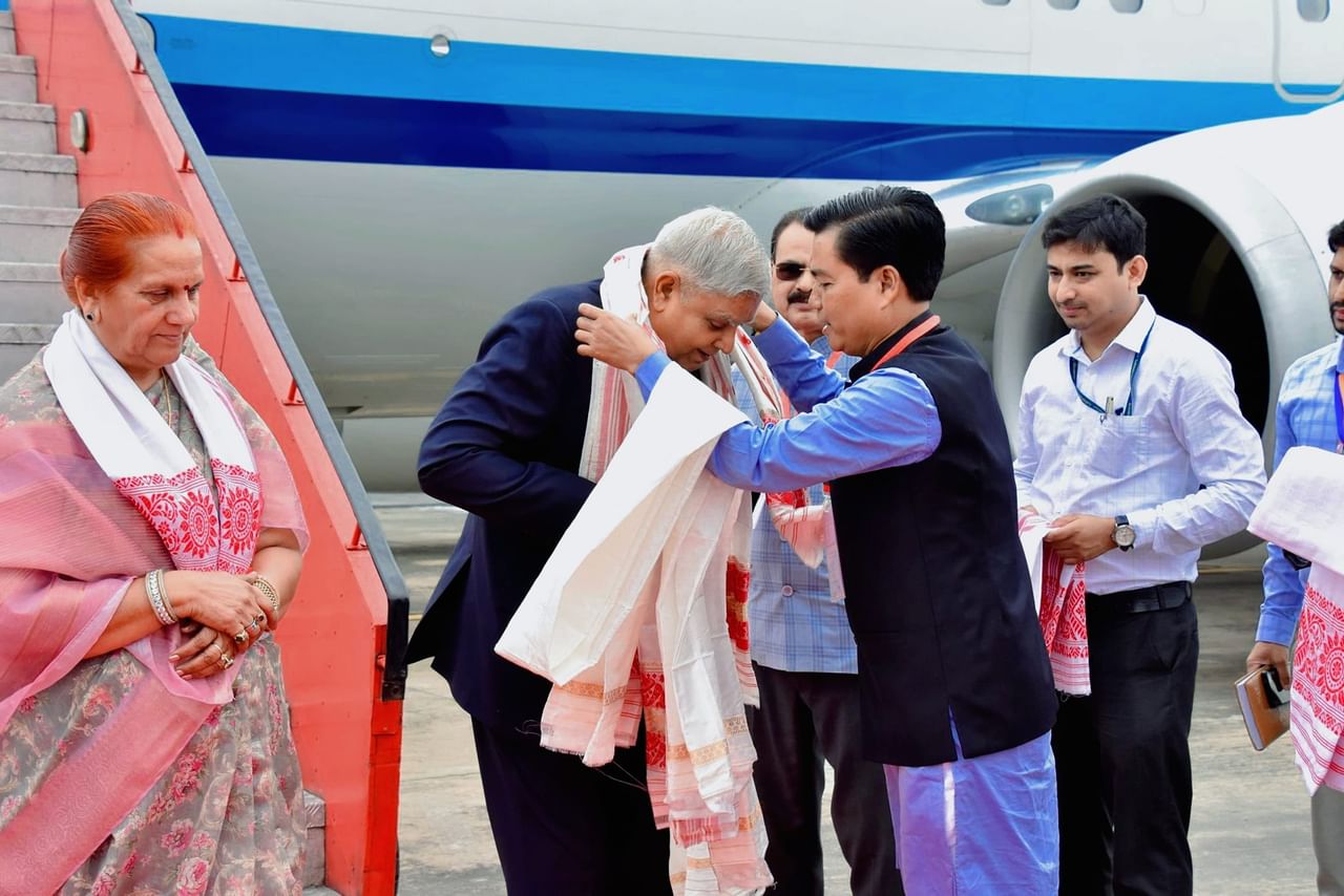 উপ-ৰাষ্ট্ৰপতিগৰাকীক আদৰণি জনোৱাৰ মুহূৰ্তত পাটোৱাৰীৰ সৈতে উপস্থিত আছিল অসমৰ মুখ্য সচিব ৰবি কোটা, মহানগৰ আৰক্ষী আয়ুক্ত দিগন্ত বৰাকে ধৰি ৰাজ্যৰ কেইবাগৰাকীও জ্যেষ্ঠ বিষয়া। বিমান বন্দৰতে উপ-ৰাষ্ট্ৰপতিগৰাকীক এখন ফুলাম গামোচাৰে আদৰণি জনাই গুৱাহাটীৰ মেয়ৰ মৃগেন শৰণীয়াই।