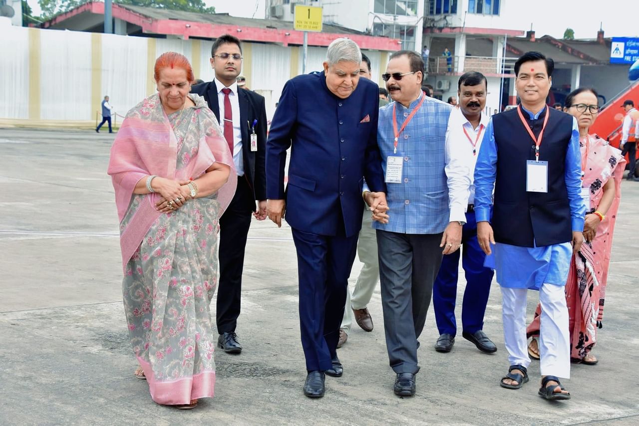 উপ-ৰাষ্ট্ৰপতিগৰাকীৰ সৈতে আহিছে তেওঁৰ পত্নী সুদেশ ধনখড়। বিমান বন্দৰৰ পৰা পোনে পোনে মেঘালয়লৈ ৰাওনা হয় তেওঁলোক। মেঘালয়ত তেওঁ বুধবাৰে বিয়লি মাওডিয়াংডিয়াঙত মেঘালয় স্কিল এণ্ড ইনভেচন হাবৰ আধাৰশিলা স্থাপন কৰিব।