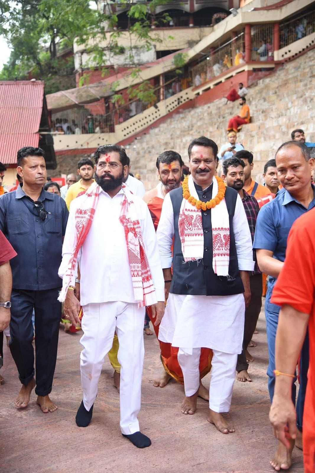 মঙলবাৰে নিশা এদিনৰ বাবে গুৱাহাটীত উপস্থিত হৈছিল মহাৰাষ্ট্ৰৰ মুখ্যমন্ত্ৰীগৰাকী । নিশা গুৱাহাটীৰ ৰেডিশ্যন ব্লু হোটেলত কটাই পুৱাই কামাখ্যা মন্দিৰ দৰ্শন কৰাৰ বাবে নীলাচল পাহাৰত উপস্থিত হয়।