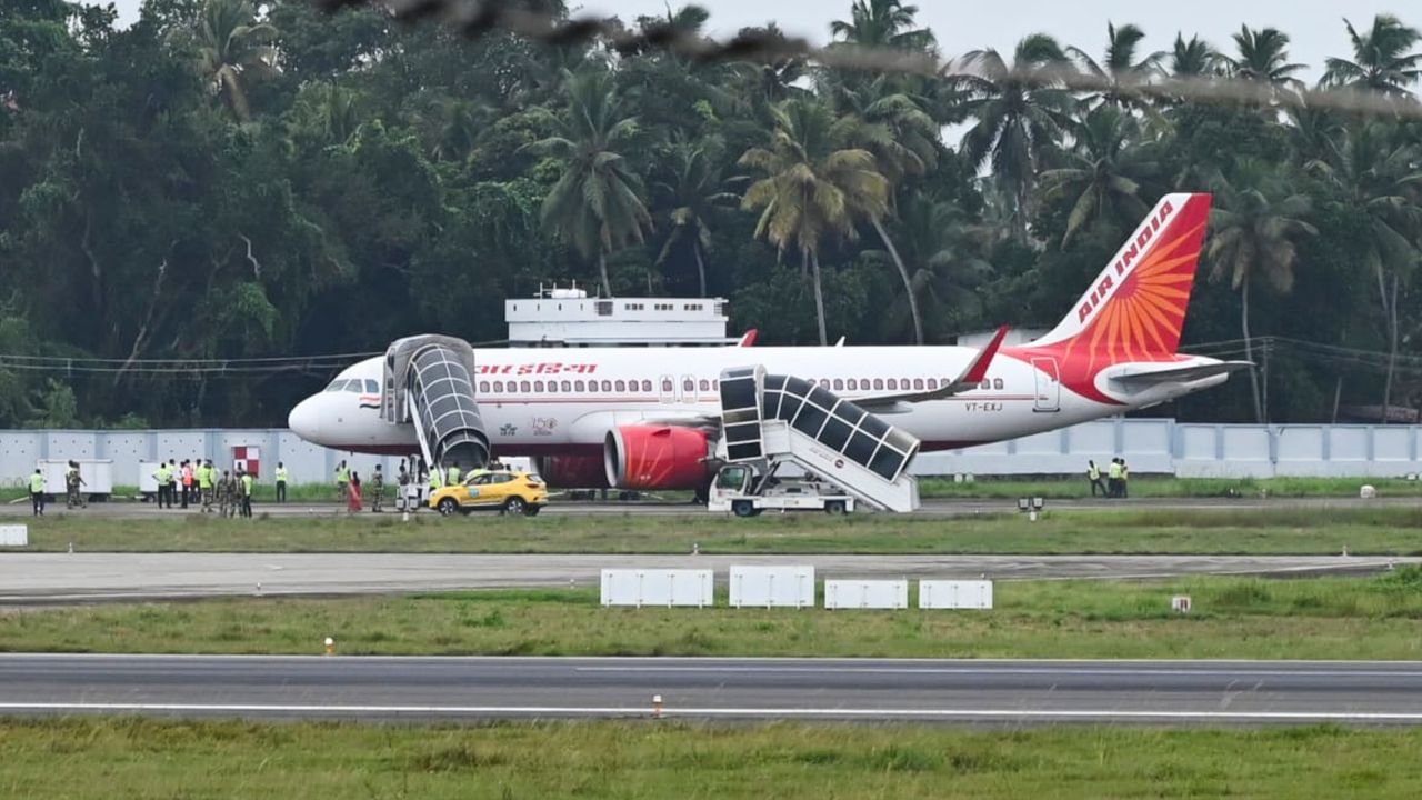 বিবৃতিটোত কোৱা হৈছে য, বিমানখনৰ কাৰিকৰী বিজুতি আৰু বিমানখন ঘূৰি অহাৰ তথ্য পোৱাৰ পিছতে যাত্ৰীসকলৰ মাজত আতংকৰ সৃষ্টি হয়। অৱশ্যে বিমানখনত উপস্থিত থকা ক্ৰু মেম্বাৰসকলে যাত্ৰীসকলক সকলো সম্ভৱপৰ সহায় আগবঢ়ায়।(প্ৰতিনিধিত্বমূলক ফটো)