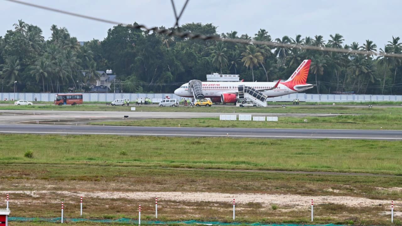এয়াৰ ইণ্ডিয়াৰ এজন বিষয়াই জনোৱা মতে, চেন্নাইৰ পৰা মাদুৰাইলৈ যোৱা এয়াৰ ইণ্ডিয়াৰ বিমান AI671ৰ কাৰিকৰী বিজুতি ঘটে। তেওঁ কয় যে, বিমানখনৰ কাৰিকৰী বিজুতিৰ বাবে বিমানখন পুনৰ চেন্নাইলৈ ঘূৰাই অনা হৈছিল।(প্ৰতিনিধিত্বমূলক ফটো)