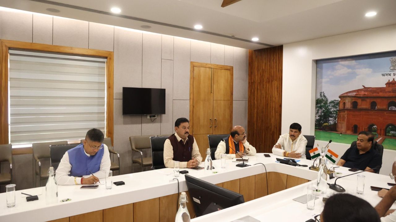 কইনাধৰা ৰাজ্যিক অতিথিশালাত অনুষ্ঠিত হয় ৰাজ্যিক বিজেপিৰ নিৰ্বাচনী সমিতিৰ এই উল্লেখযোগ্য বৈঠক । এই বৈঠকত ৰাজ্যৰ আগন্তুক উপ-নিৰ্বাচনৰ সন্দৰ্ভত আলোচনা কৰা হয়। সামাজিক মাধ্যম এক্স হেণ্ডেলৰ জৰিয়তে এই বৈঠকৰ কথা জানিবলৈ দিছে ৰাজ্যিক বিজেপিয়ে ।