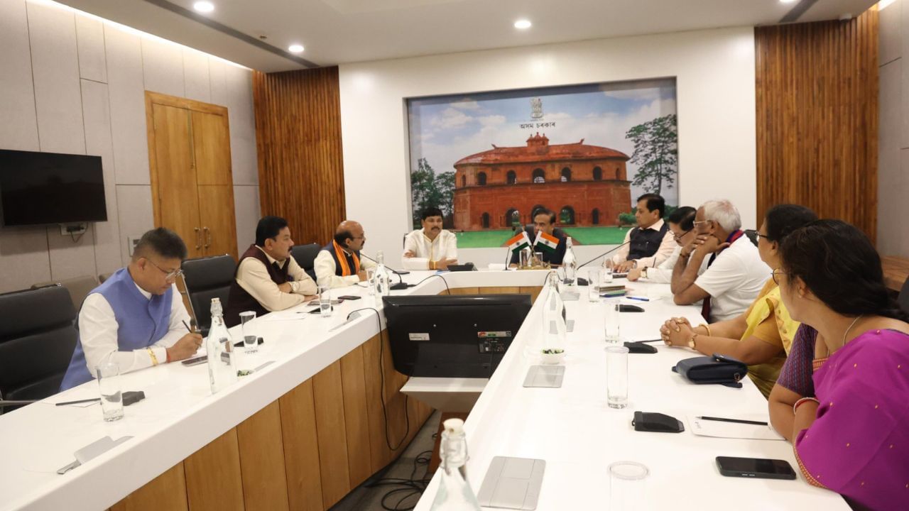 এই বৈঠকত উপস্থিত থাকে মুখ্যমন্ত্ৰী হিমন্ত বিশ্ব শৰ্মা,কেন্দ্ৰীয় বন্দৰ,জাহাজ আৰু জলপথ মন্ত্ৰী সৰ্বানন্দ সোণোৱাল,ৰাজ্যিক বিজেপিৰ সভাপতি ভৱেশ কলিতা, ভাৰতীয় জনতা পাৰ্টি, অসম প্ৰদেশৰ ৰাজ্যিক প্ৰভাৰী হৰিশ দ্বীবেদী, ৰাজ্যিক সাংগঠনিক সাধাৰণ সম্পাদক জি আৰ ৰবীন্দ্ৰ ৰাজু ।