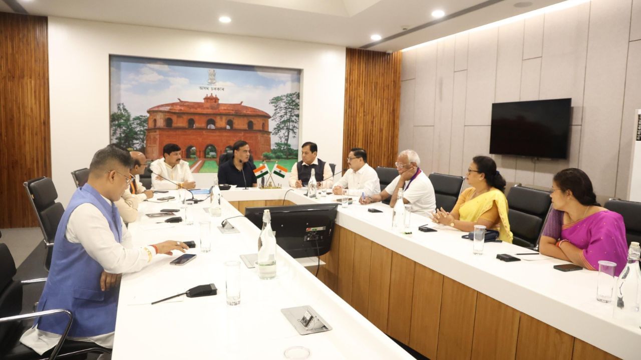 লোকসভা নিৰ্বাচনৰ পাছত অসমত খালী হৈ পৰা এই ৫ খন বিধানসভা আসন অনুষ্ঠিত হ'ব উপ-নিৰ্বাচন । এই উপ-নিৰ্বাচনক কেন্দ্ৰ কৰি আজি ৰাজ্যিক বিজেপিৰ নিৰ্বাচনী সমিতিৰ বৈঠক অনুষ্ঠিত হয় ।