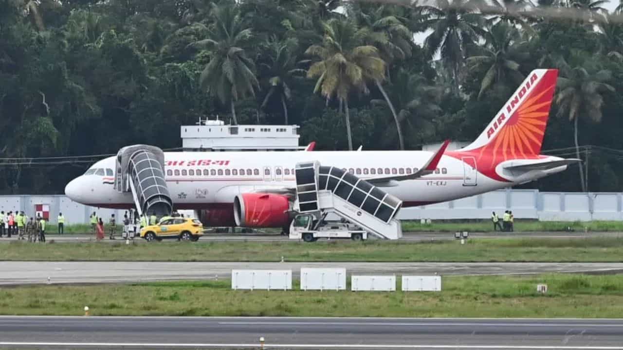 মুম্বাইৰ পৰা নিউয়ৰ্ক অভিমুখী এয়াৰ ইণ্ডিয়াৰ বিমানত বোমাৰ ভাবুকিঃ দিল্লীত জৰুৰী অৱতৰণ