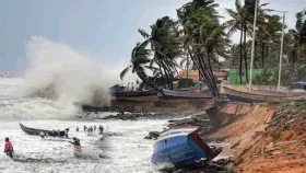 Cyclone Dana: ১২০ কিলোমিটাৰ বেগত আহি আছে ডানা! বন্ধ বিদ্যালয়, বাতিল ৰে’ল, বিমান সেৱা…