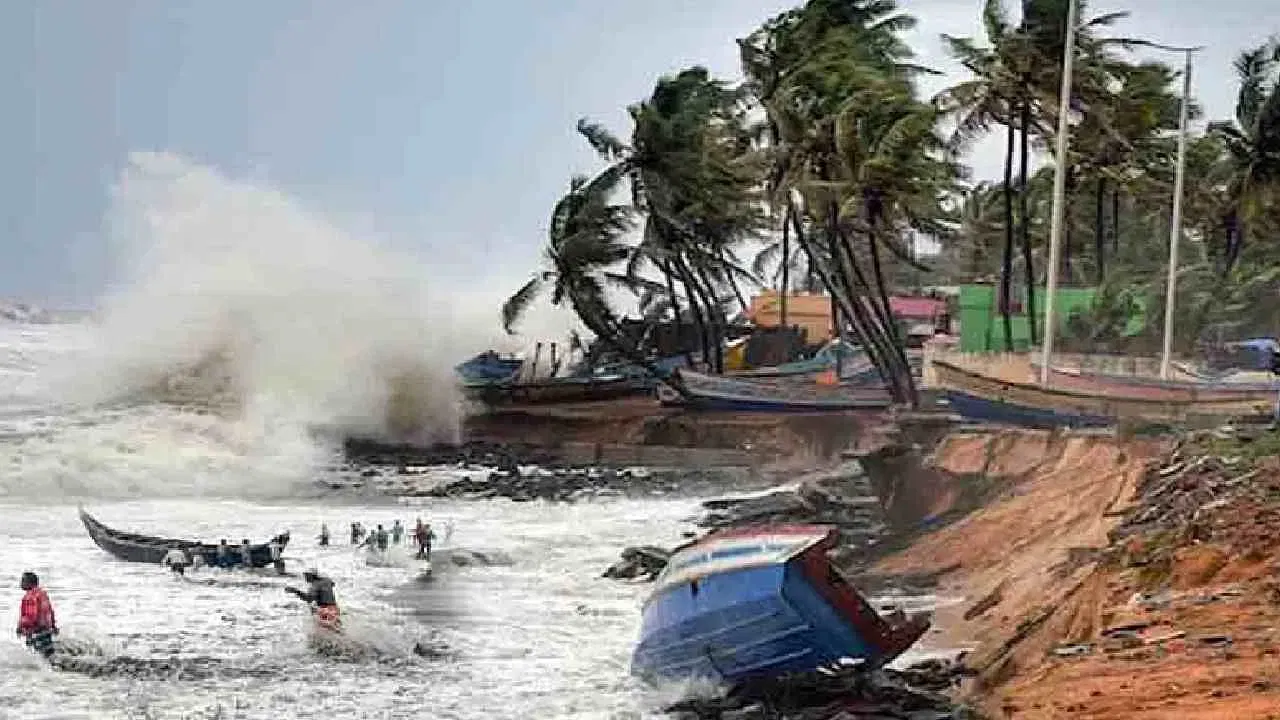 Cyclone Dana: ১২০ কিলোমিটাৰ বেগত আহি আছে ডানা! বন্ধ বিদ্যালয়, বাতিল ৰে’ল, বিমান সেৱা…