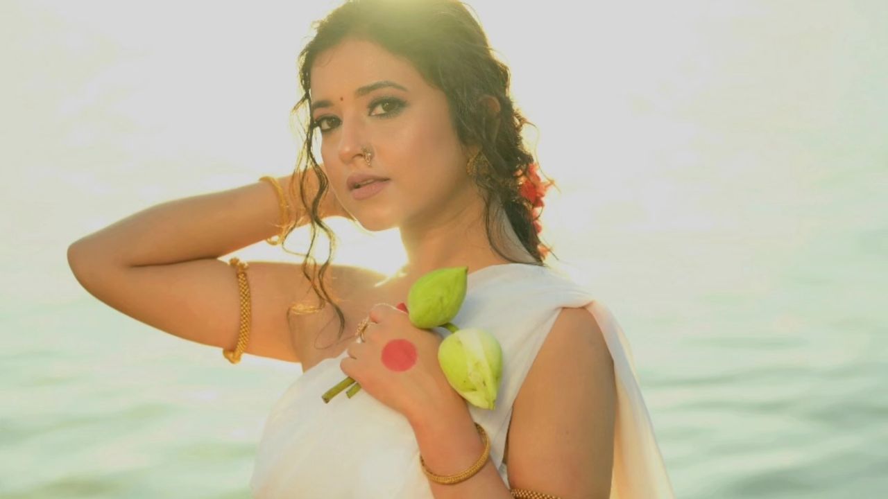 কণ্ঠশিল্পীৰ লগতে অভিনেত্ৰী হিচাপেও আছে দীপলিনা ডেকাৰ এক সুকীয়া পৰিচয়। বহুতৰে সপোনৰ ৰাণী দীপলিনা ডেকাই ছ'চিয়েল মিডিয়াত ফটো বা ভিডিঅ’ দিলেই মুহুৰ্ততে হৈ পৰে ভাইৰেল।