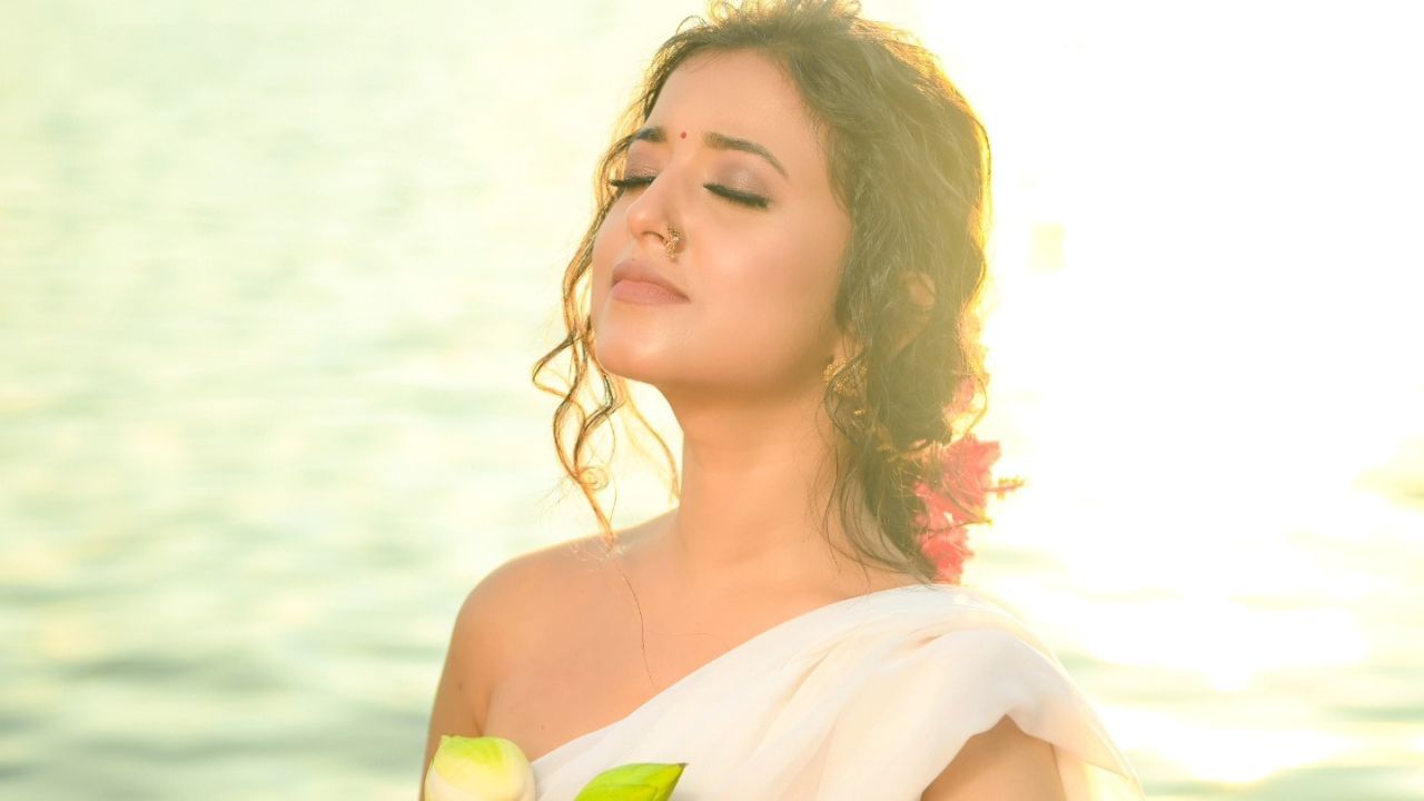 মহালয়াৰ দিটোত ছ'চিয়েল মিডিয়াত ফটো শ্বেয়াৰ কৰি লিখিছে- এই মহালয়াত দেৱী দুর্গাৰ আগমনে পূৰ্ণ কৰক সকলোৰে জীৱন, আনন্দ সুখ আৰু শান্তিৰে।