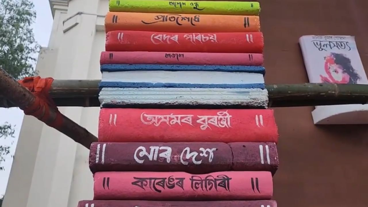 লক্ষ্মীনাথ বেজবৰুৱাৰ পৰা আৰম্ভ কৰি ৰাজ্যৰ স্বনামধন্য সাহিত্যিকৰ প্ৰায় ২০ হাজাৰ গ্ৰন্থ প্ৰতিফলিত হোৱা পুথিভঁৰালৰ আৰ্হিৰে সজোৱা হৈছে এই পূজা মণ্ডপটো । এই পূজা মণ্ডপটোৰ জৰিয়তে পূজাৰ আনন্দ-উল্লাসৰ মাজতো নতুন প্ৰজন্মৰ মাজত অধ্যয়নৰ প্ৰয়োজনীয়তাক তুলি ধৰিছে দুলীয়াজান যুৱ সংঘই । সম্পূৰ্ণ পুথিভঁৰালৰ আৰ্হিত সজোৱা হৈছে জয়ানগৰ সাৰ্বজনীন দুৰ্গা পূজাৰ মণ্ডপটি ।