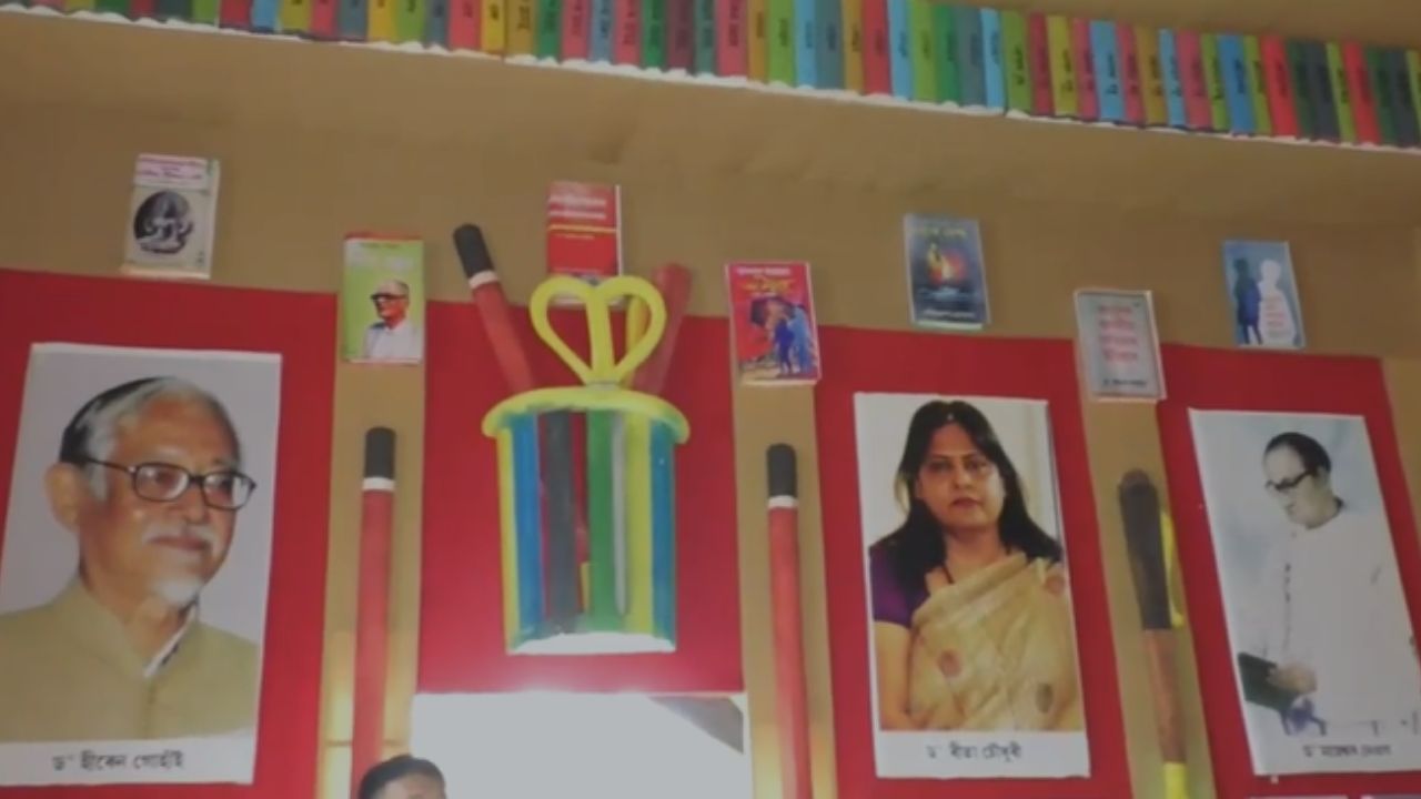 লক্ষ্মীনাথ বেজবৰুৱাৰ পৰা আৰম্ভ কৰি ড৹ বীৰেন্দ্ৰ কুমাৰ ভট্টাচাৰ্য, ড৹ হীৰেন গোহাঁই, ড৹ মামনি ৰয়চম গোস্বামী, কবি নীলমনি ফুকন, ৰীতা চৌধুৰীকে ধৰি ৰাজ্যৰ সকলো স্বনামধন্য অসমীয়া সাহিত্যৰ প্ৰায় ২০ হাজাৰ গ্ৰন্থ থকা পুথিভঁৰালৰ আৰ্হিৰে নিৰ্মাণ কৰা হৈছে মণ্ডপটো ।
