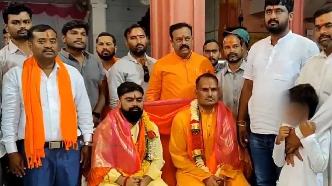 গৌৰী লংকেশ হত্যাকাণ্ডৰ অভিযুক্তক ফুলৰ মালাৰে আদৰণিঃ কোন এই অভিযুক্তকেইজন?