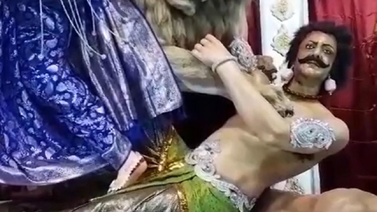 মহিষাসুৰৰ ৰূপত আৰ জি কৰৰ সন্দীপ ঘোষ! ক’ত নিৰ্মাণ কৰা হৈছে এই মূৰ্তি? মহিষাসুৰৰ ৰূপত আৰ জি কৰৰ সন্দীপ ঘোষ! ক’ত নিৰ্মাণ কৰা হৈছে এই মূৰ্তি?