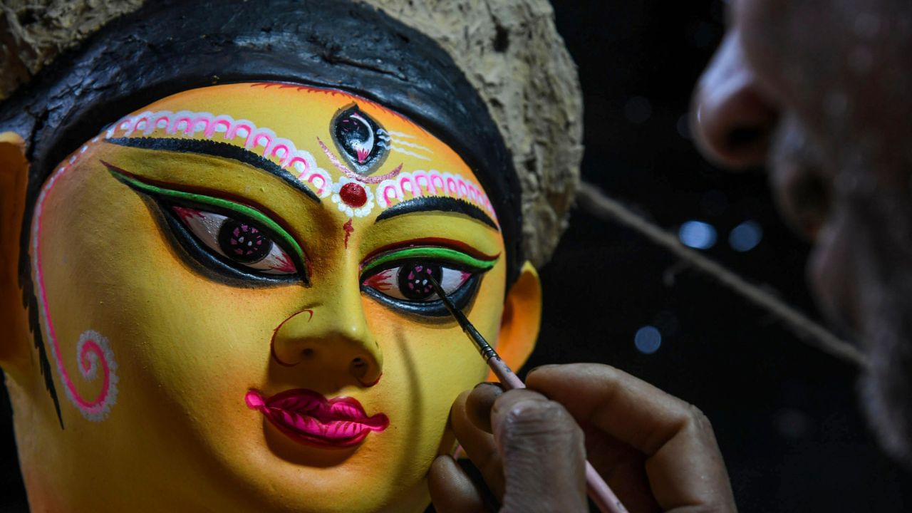 কোৱা হয় যে, মহালয়া দিনটোৰ পৰা খনিকৰে দেৱী প্ৰতিমাৰ চকু অংকন কৰে। জ্যোতিষীয়ে জনোৱা অনুসৰি, এইবাৰ মা দুৰ্গা দেৱীৰ আগমন হৈছে দোলাত আৰু গমন হৈছে ঘোঁৰাত।