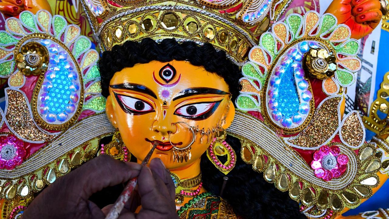 ৰাজ্যৰ প্ৰান্তে প্ৰান্তে মহালয়াৰ উপলক্ষে বিভিন্ন কাৰ্যসূচী গ্ৰহণ কৰা হৈছে । অশুভ শক্তিক বিনাশৰ বাবে ধৰালৈ আগমন হোৱা দেৱী দুৰ্গাক আৰাধনা কৰাৰ বাবে পুৱাতি নিশাৰে পৰা ভক্তসকলে ব্যাপক আয়োজন কৰা দেখা গৈছে ।