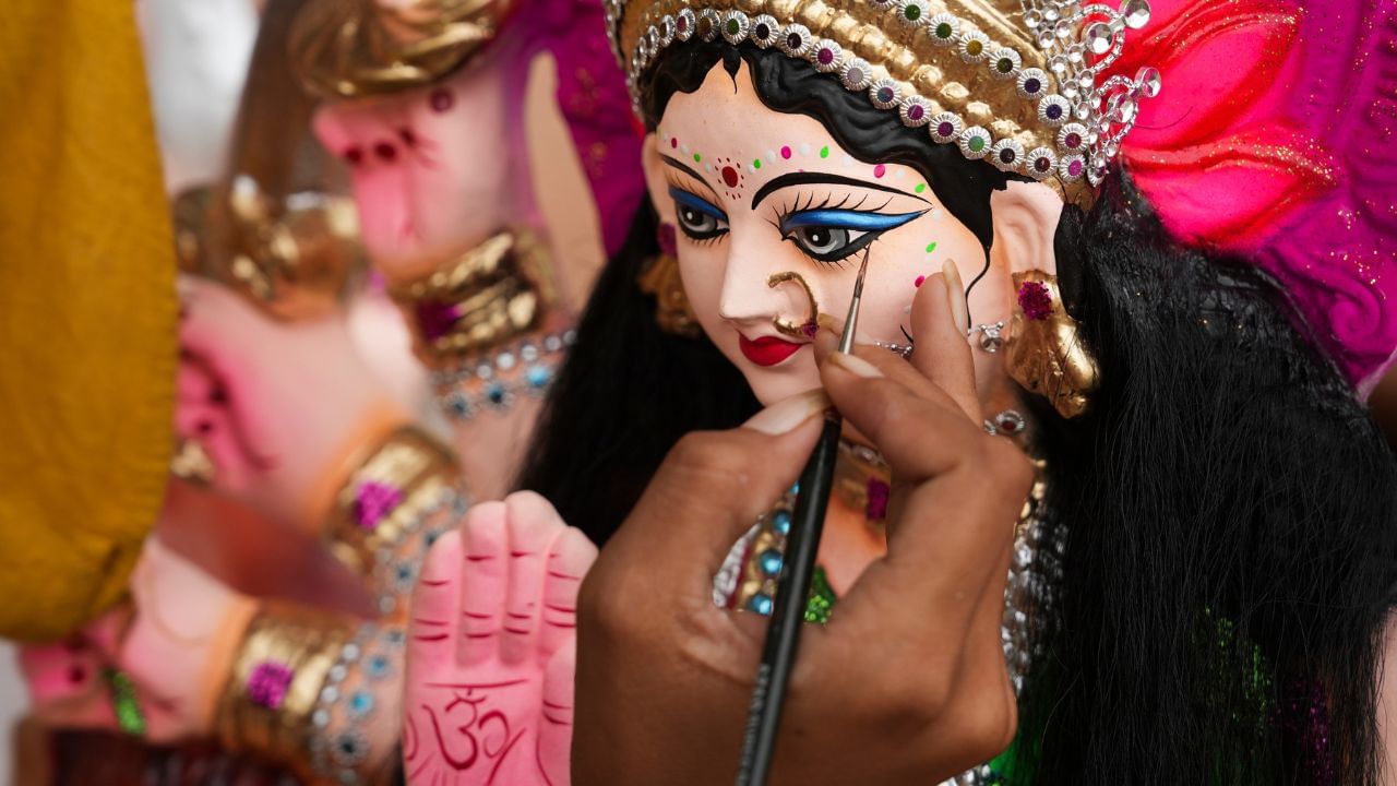 আজিৰ দিনটোত সকলোৱে দেৱী মাক পূজা, আৰাধনা কৰে । এই উপলক্ষে আজি ৰাজ্যৰ বিভিন্ন প্ৰান্তত মহালয়া উদযাপনৰ বাবে পুৱাতি নিশাৰে পৰা ৰাজ্যবাসীৰ মাজত ব্যাপক উৎসাহ দেখিবলৈ পোৱা যায় ।